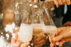 person-pouring-champagne-on-champagne-flutes-3171770_1920x1200